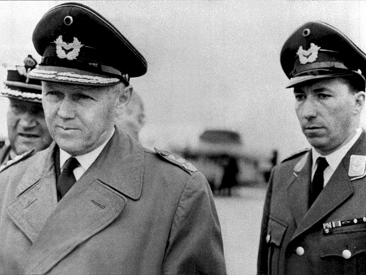 Adam von Gliga (right) as an officer in the Bundeswehr, with his superior, Lieutenant General Kammhuber, the Inspector of the German Air Force. 