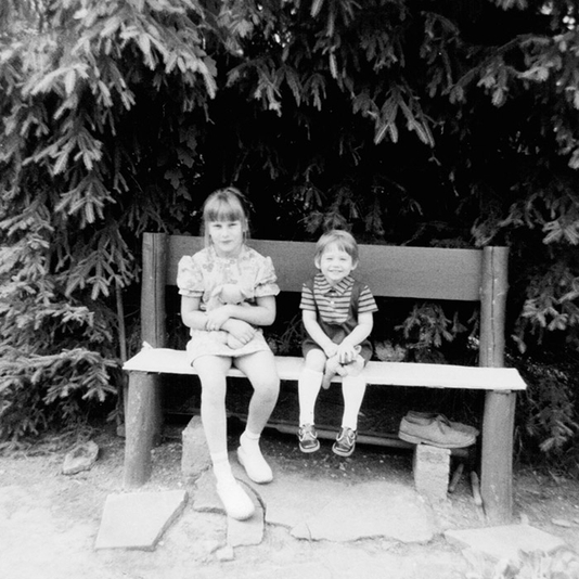 Anja Dott with a cousin in their grandmother’s garden in Koblenz-Bubenheim in 1972. One year later she takes “Susi” the teddy bear with her to the GDR. 