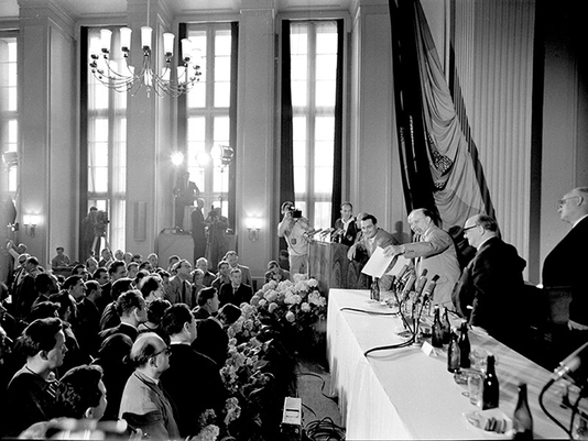 Auf einer Pressekonferenz am 19. Juli 1960 präsentiert Walter Ulbricht die angeblichen Angriffspläne der Bundeswehr und der NATO gegenüber der DDR und den sozialistischen Staaten Europas. Dabei stützt er sich unter anderem auf die Aussagen der beiden ehemaligen Bundeswehroffiziere Adam von Gliga und Bruno Winzer. 