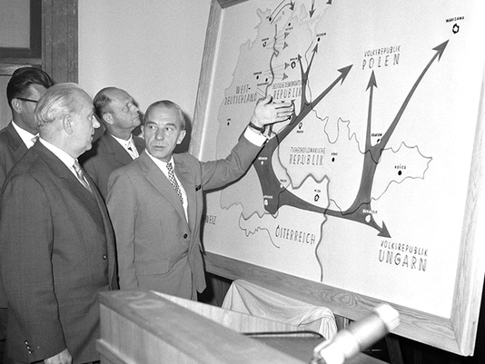 At an international press conference meticulously planned by the MfS on 8 July 1960, Bruno Winzer (right) reports on the Bundeswehr and NATO’s alleged attack plans. 