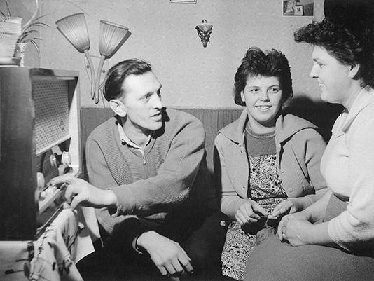 Migrants in their apartment in 1961. In the 1950s, there is a familiar quote amongst GDR citizens: “You have to go to the West and come back in order to get an apartment!” Jealousy and resentment towards the newcomers continues to be a problem, even after the elimination of benefits for migrants in 1958. 