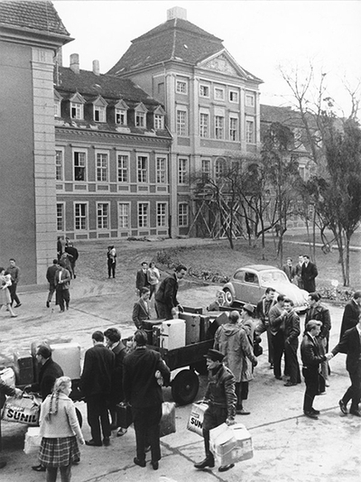 The Barby reception centre in the Schönebeck district, 1960. Unlike Barby, some of the reception centres are dedicated to certain types of people. Academics are often placed in the so­called “Intelligentsia Home” in Ferch, near Potsdam, while Bundeswehr deserters end up in Berlin-Blankenfelde. 