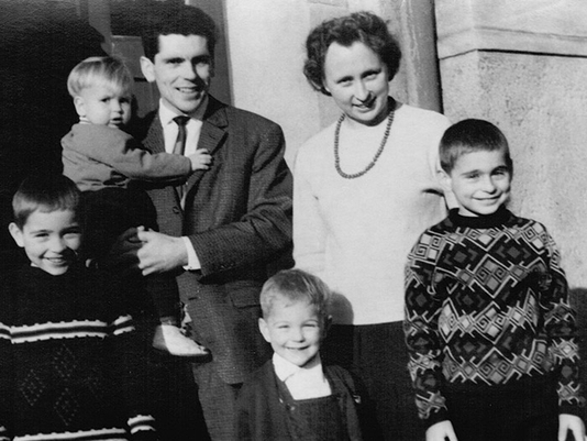 The Kern family in 1967 in Templin. As the wife of a pastor, Ingrid is not allowed to pursue her career as a teacher. The children also experience restrictions because of their father’s job. 