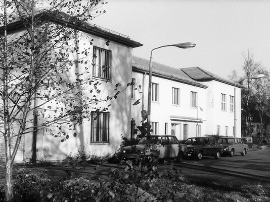 Dienstgebäude des MfS im Zentralen Aufnahmeheim (ZAH) Röntgental um 1989. Dem MfS obliegt die letzte Entscheidung bei der Frage, ob Einreisewillige in der DDR aufgenommen oder zurückgewiesen werden. In den späten 1980er Jahren ist der Leiter des ZAH, Roland Stegbauer, zugleich ein verdeckt arbeitender Hauptamtlicher Mitarbeiter der Stasi. 