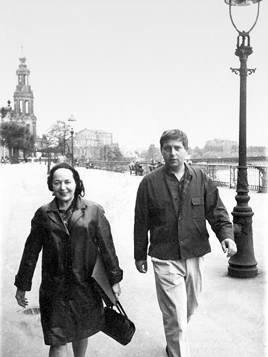 Walter Lauche und Lea Grundig 1966 in Dresden. Mit der Präsidentin des Verbandes Bildender Künstler in der DDR verbindet Lauche eine enge Freundschaft. Ihr Votum ist vermutlich ausschlaggebend dafür, dass Lauche in die DDR übersiedeln darf. 